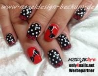 Rockabilly schwarz, weiß, rot mit Punkten und Schleifen Nageldesign