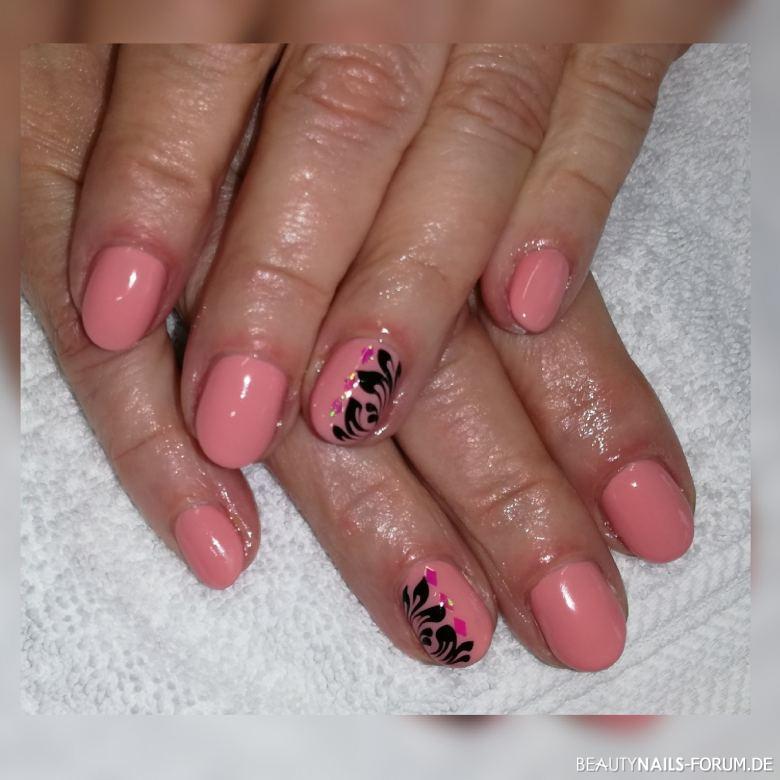 Rosafarbene kurze Nägel mit Muster