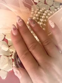 Rosé, Glitzer und Rosen-Motiv Nageldesign