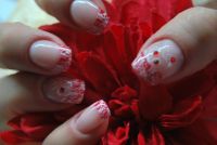 rote frenchnägel mit stamping, steinchen und acrylfarbe Nageldesign