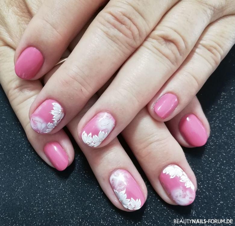 Schlichte Pinselmalerei in rosa