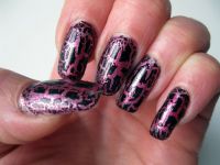 Schwarz auf pink Nageldesign