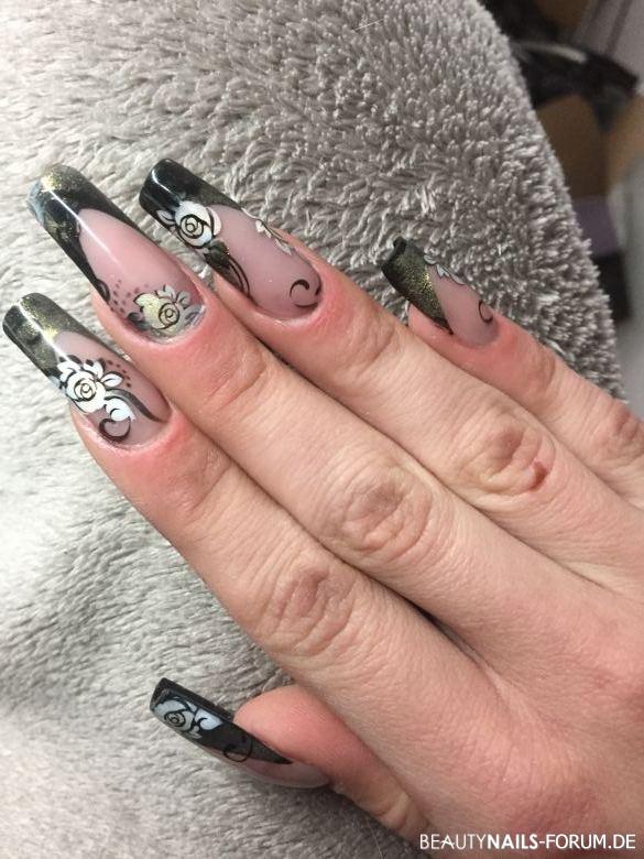 Schwarz-goldenes French mit Rosen Nageldesign - Erste Hand ist geschafft, mal sehen wie jetzt die böse Hand Nailart