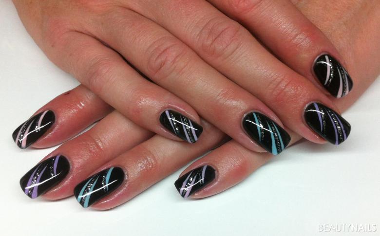 schwarz mit farbigen Strichen Nageldesign -  Nailart