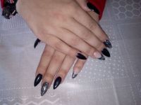 Schwarze Stiletto-Nägel mit Silberglitzer Nageldesign