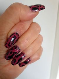 Schwarzer Cracklinlack auf Pink Nageldesign