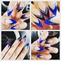 Spitze Nails mit blau-schwarzem French Nageldesign