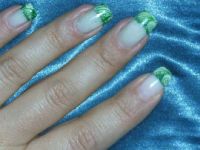 Stamping und grünes Glitter Nageldesign