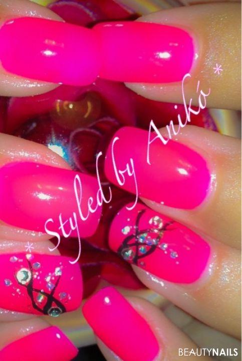 Summer-Nails in Neon Pink & Black-Lines Nageldesign - Strasssteinchen und Glitter-Highlights / Gel-Modellage mit Tips Nailart
