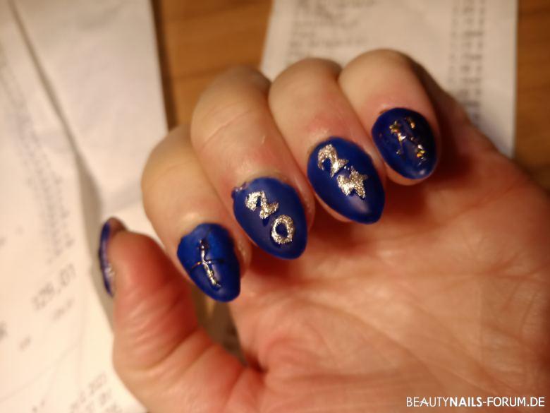 Sylvester -Nägel Nageldesign blau - Dunkelblau mit Stickern und Schrift. Ein gesundes neues Jahr Nailart