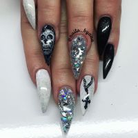 Totenkopf Kranz - gemalt mit Acryl Nageldesign