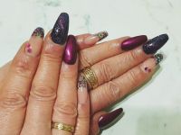 Verschiedene Lilatöne und Flitter Nageldesign