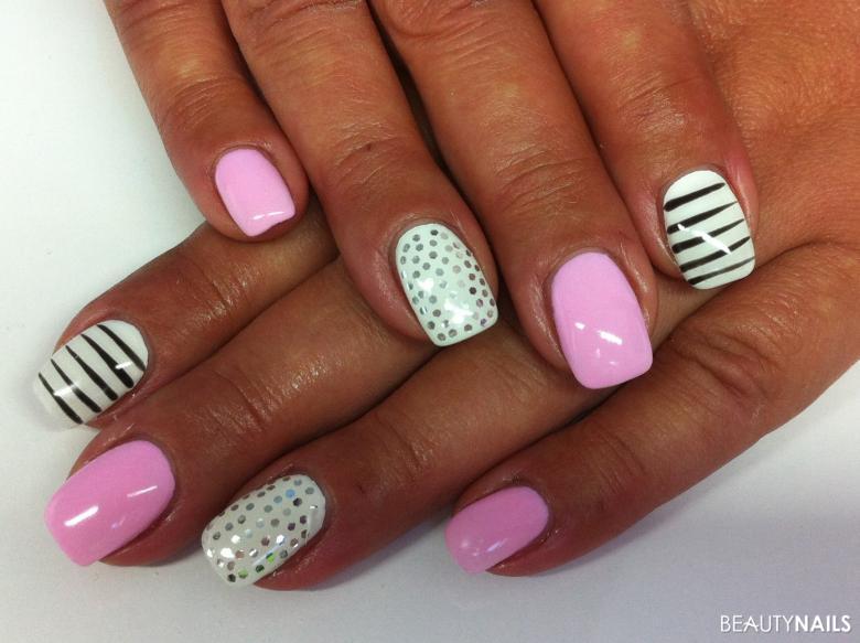 viel rosa, etwas weiss,wenig schwarz und auch Glamour Nageldesign -  Nailart