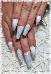 Weiß und Silber Nageldesign