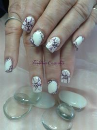weiße Nägel mit lila Motiv Nageldesign