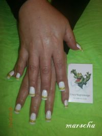 weisses gel und glitzer gold Nageldesign