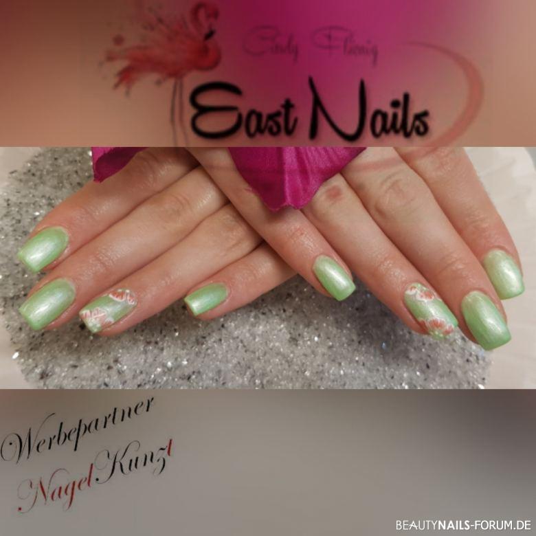 zartes Grün mit Malerei Nageldesign grün -  Nailart