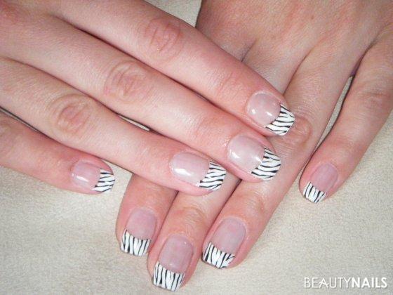 Zebra Nageldesign - Zebra --  Weißes French mit schwarzem Zebra Stamping Nailart