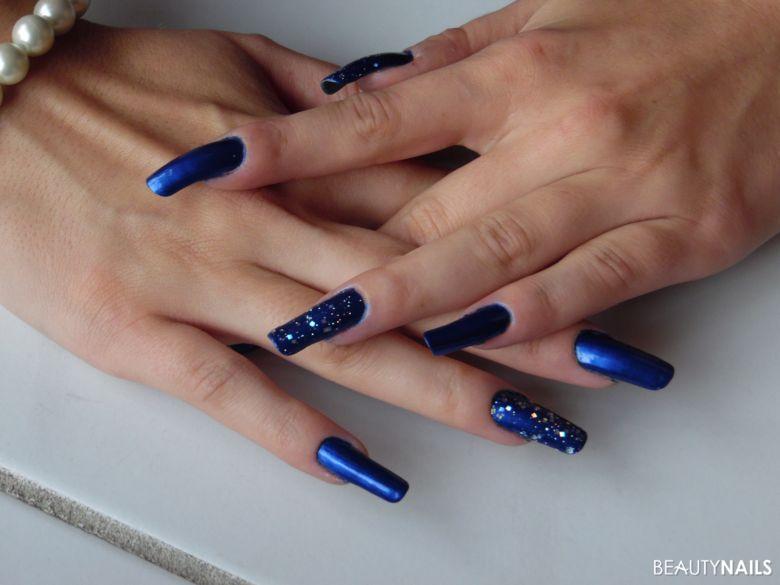 Blaue Naturnägel mit Nagellack ( "Blue Universe" ) Naturnägel - Blaue Naturnägel mit Nagellack,Ringfinger sowie Daumen mit Glitter Nailart