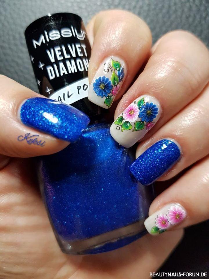 Glitzerblau mit Blütenstickern