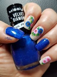 Glitzerblau mit Blütenstickern Naturnägel