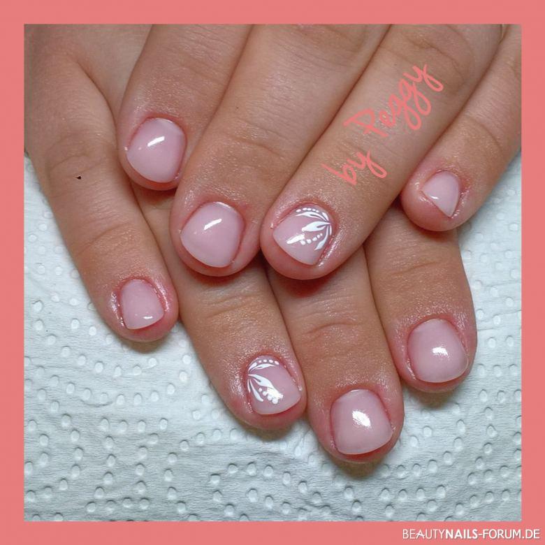 Natürliche Nägel mit kleiner Malerei (kurzes Nagelbett) Naturnägel nude - Mein Modell ist zwar kein Nagelbeißer, aber die Nagelbetten Nailart