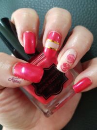 Pink Nails mit Rosen-Stamping und Stripes Naturnägel