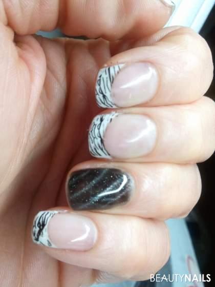 schwarz & weiß Naturnägel - Gelish UV-Nagellack Sheek White mit Stampings. Ringfinger mit Nailart