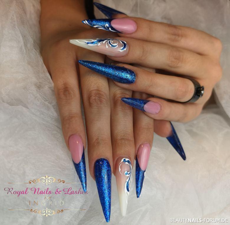 Stiletto Blau mit Glitzer und Schnörkeln Stilettos blau - Glamour gel, Latte&cover gel, Brillbird Nailart