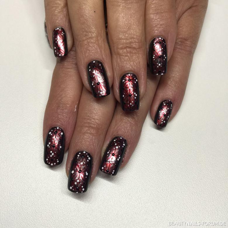 Rote Nägel mit Nageldesign