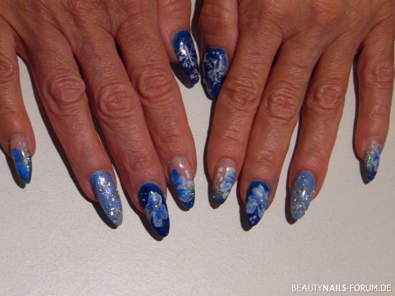 Eisige Nägel - Sterne, Schneeflocken und Eisblumen Winter & Weihnachten blau - Die Gelnägel wurden aufgefüllt. Der kleine Finger und der Zeigefinger Nailart