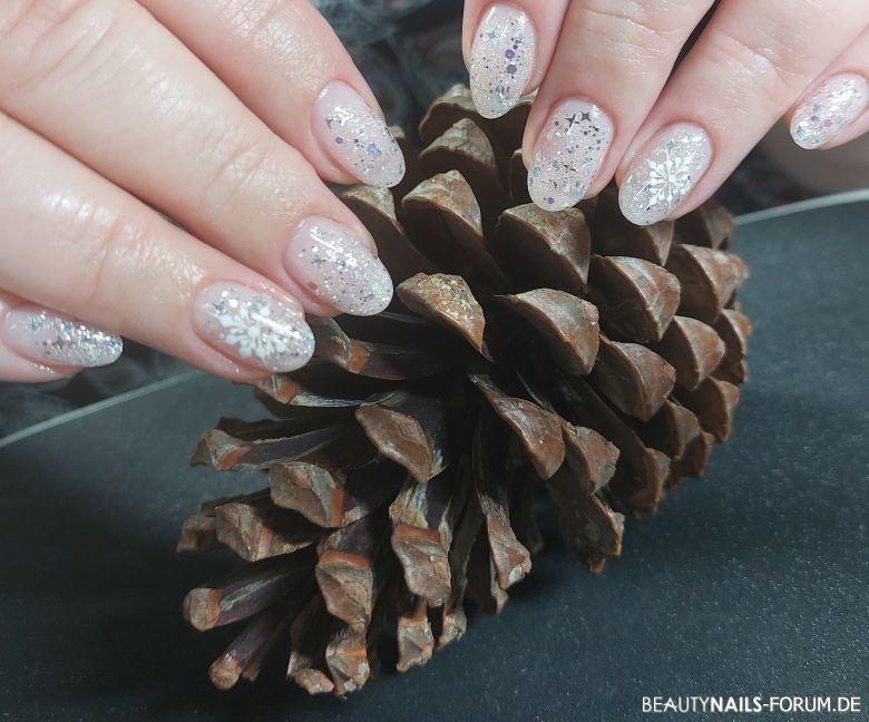 Glitterschneeflocken Design in Silber auf Nude Winter & Weihnachten silber weiss - Glitter mit Schneeflocken Nailart