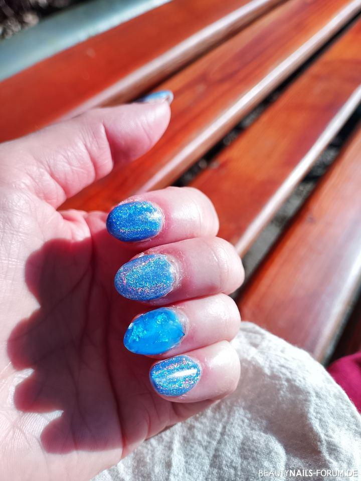 Letzte Winternägel Winter & Weihnachten blau - Acrylgel mit blau.RF mit Folienschnipseln und Rest mit Holo.Vor Nailart