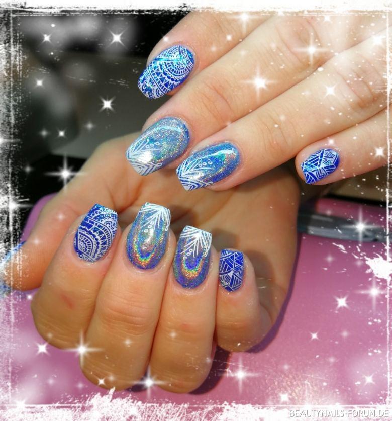 Modellage blau mit Stamping Winter & Weihnachten blau - Gelmodellage in blau mit Stamping. Mittel- und Ringfinger mit Nailart