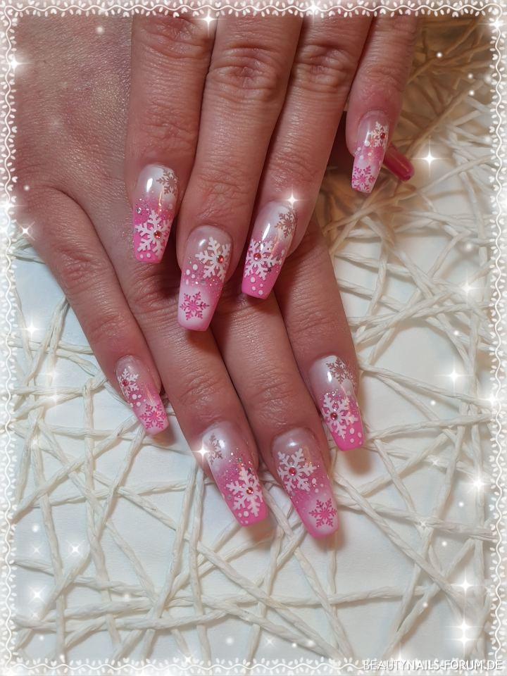 Pinkes Winterdesign mit Schneeflocken Winter & Weihnachten pink - Gelmodellage pink verlaufend mit Illusion Glitter und Winter Nailart