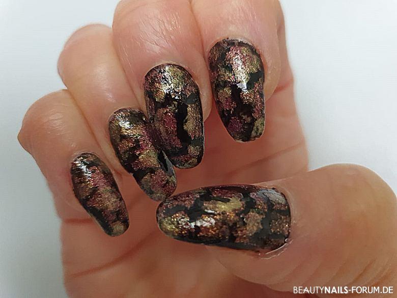 Schwarz mit festlicher Lackmalerei Winter & Weihnachten rosa gold schwarz - NNV mit Gel, Untergrund mit schwarzem Nagellack, darauf gold- Nailart