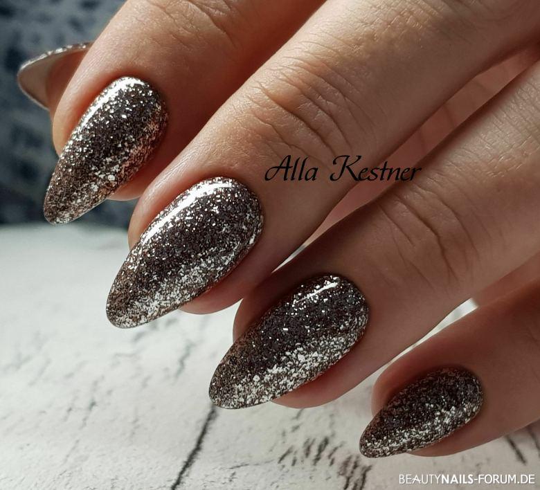 Silvester glamour look in silber.
