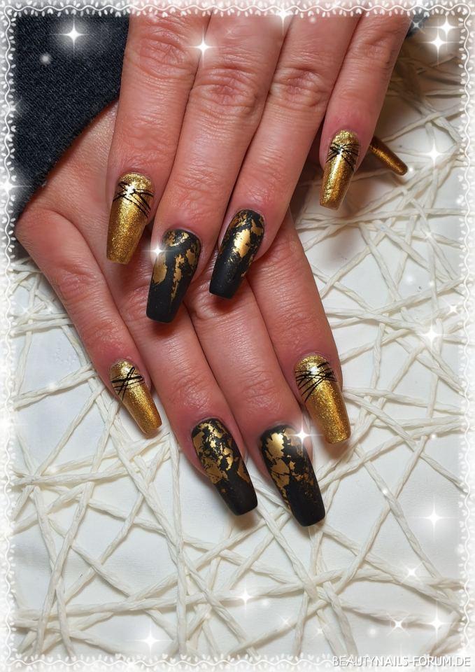 Silvester Nägel mit Folie und Spider Gel Winter & Weihnachten gold schwarz - Gelmodellage mit Fullcover in Gold und schwarz, Mittel- und Ringfinger Nailart