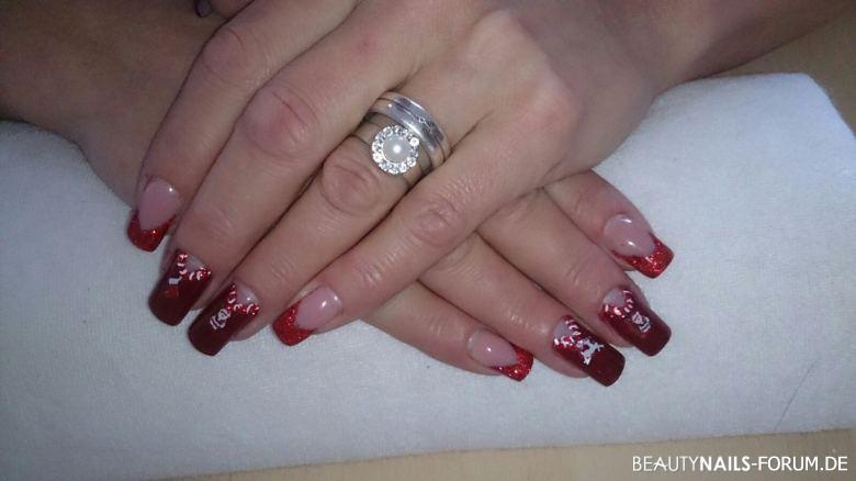 weihnachtliche Nagelmotive in rot-weiß