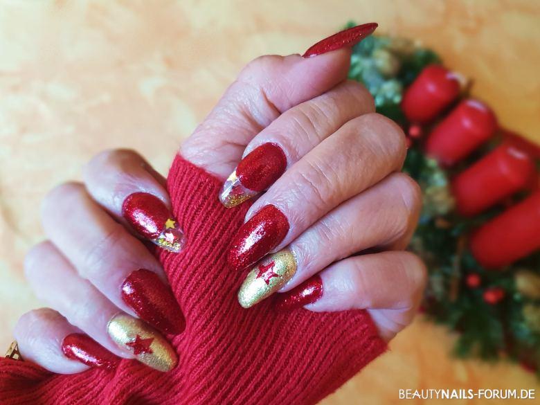 Weihnachtsnägel in rot und gold Winter & Weihnachten rot gold - NNV mit Gel, Zeigefingerspitzen als Glasnagel mit eingelegten Nailart