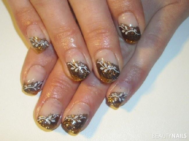 Wieder ein bisschen Winter/Weihnachten!!??! Winter & Weihnachten - Habe mal ein bisschen rumprobiert mit zwei verschiedenen Brauntönen. Nailart