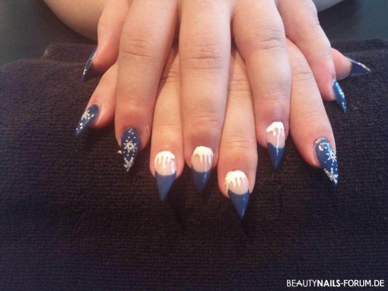 Winter Nägel mit Schnee und Sternen Winter & Weihnachten blau weiss - Farben Snow withe von Königin und Königsblau von online hut....gestempelt Nailart