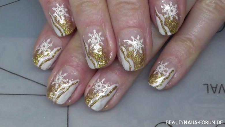Winternageldesign Schneeflocken in weiß und gold Winter & Weihnachten gold weiss - ein WinterNageldesign mit Gold Gitter und Schneeflocken Nailart