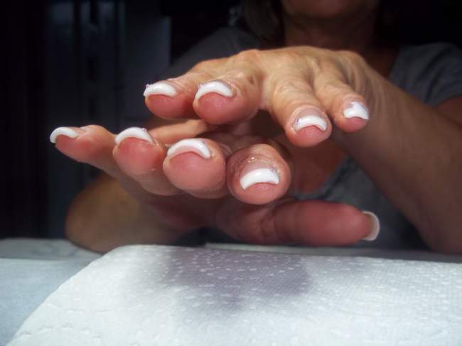  Acryl- dezent mit weißer Spitze in Anfänger Nageldesign