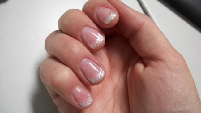 Draufsicht Nach einem Jahr üben - Glitzer French Modellage in Anfänger Nageldesign