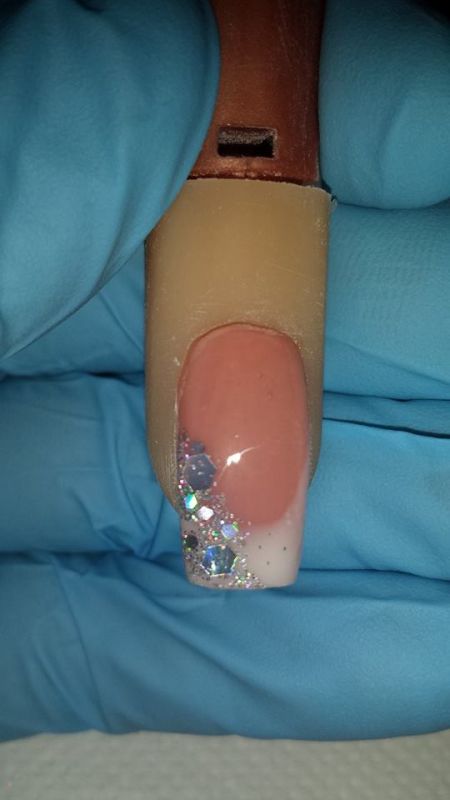 draufsicht schablonenmodellage mit softfrench und glitter in Anfänger Nageldesign