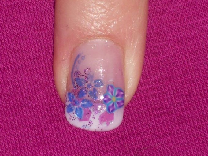 und das ist der Ringfinger mit Fimoblüte Tipverlängerung nach einer Pause in Anfänger Nageldesign