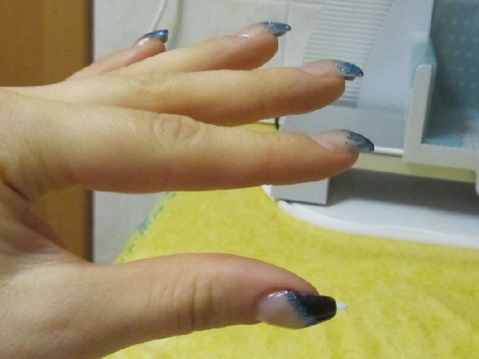  Gelnägel mit schwarz blau-glitzer in Anfänger Nageldesign