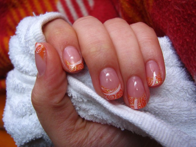 Frontansicht 2 Orangenes French mit Glitzer und Stamping in Anfänger Nageldesign