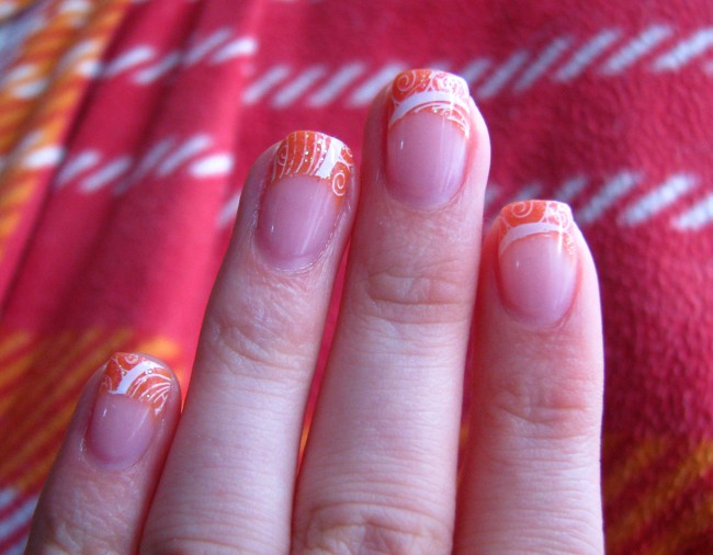 Frontansicht Orangenes French mit Glitzer und Stamping in Anfänger Nageldesign